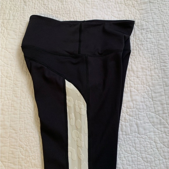 Zyia active size 4 black leggings white leopard stripe - Picture 3 of 6